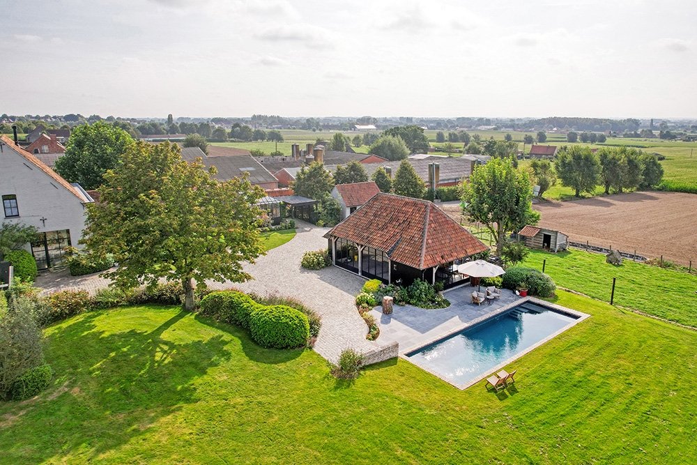 Buitenzwembad in landelijke omgeving